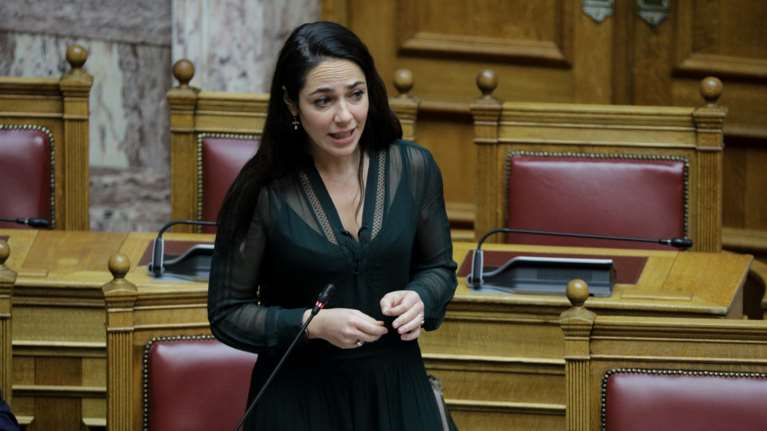 Δόμνα Μιχαηλίδου: Επιδόματα μόνο αν τα παιδιά πηγαίνουν σχολείο