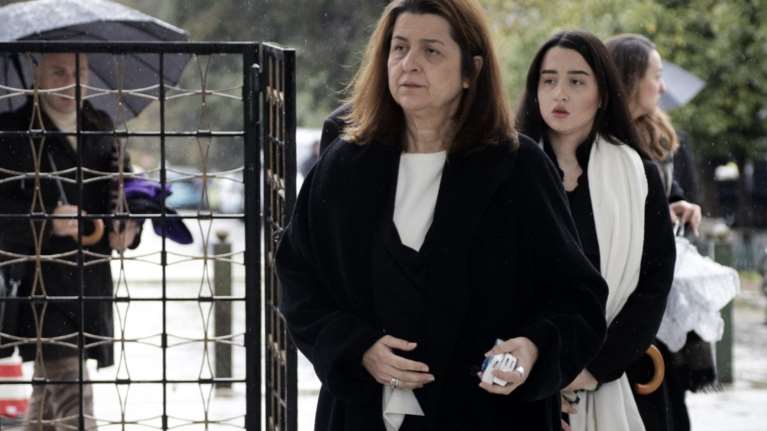 Νέο «χτύπημα» για τη σύζυγο Μικρούτσικου - Πέθανε ο πατέρας της