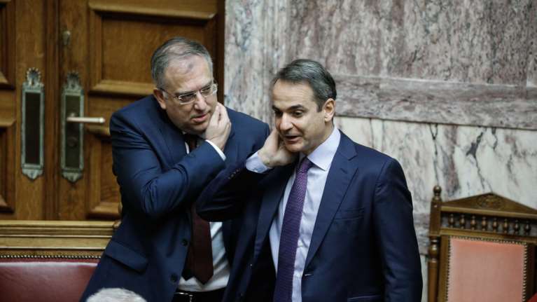 Γέλια, αγκαλιές και «πηγαδάκια» πριν την προεδρική εκλογή [εικόνες]