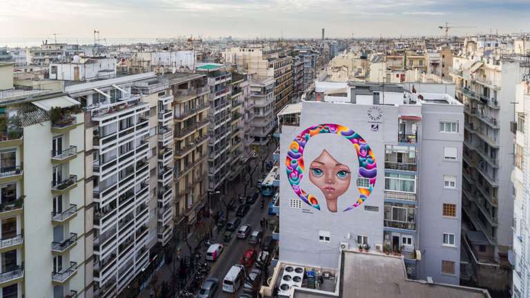 Μια εντυπωσιακή νέα τοιχογραφία αλλάζει χρώμα στη Θεσσαλονίκη