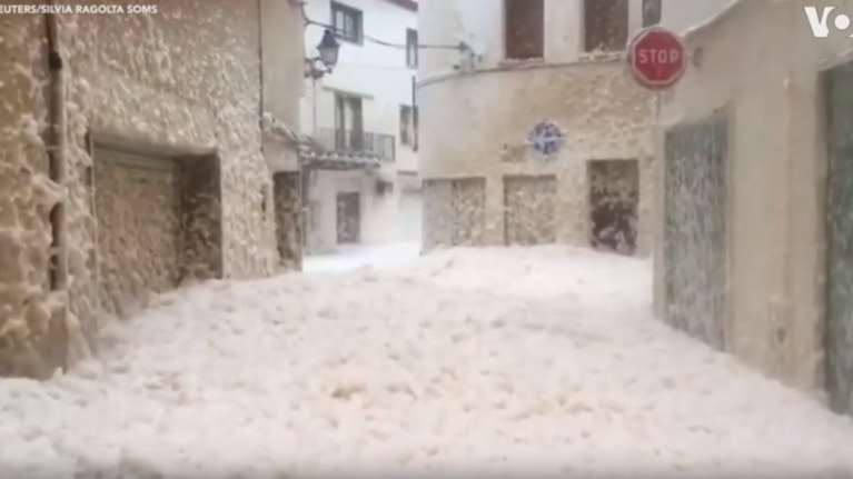 Περίεργο φαινόμενο: Πνίγηκε στον αφρό ισπανική πόλη - πού οφείλεται