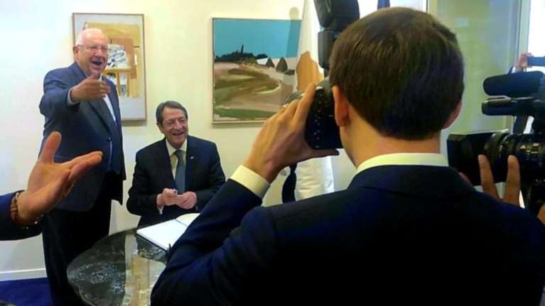 Ο ταλαντούχος φωτογράφος Μακρόν και το «ευχαριστώ» Αναστασιάδη