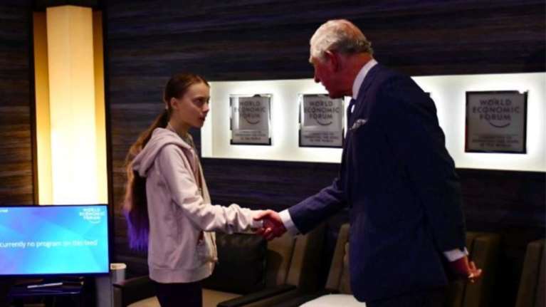 Η χειραψία πρίγκιπα Κάρολου με Γκρέτα Τούνμπεργκ στο Νταβός