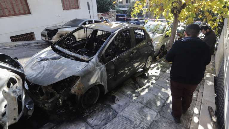 Εμπρησμοί χωρίς τέλος: Έκαψαν άλλα 4 αυτοκίνητα στο Κολωνάκι [εικόνες]