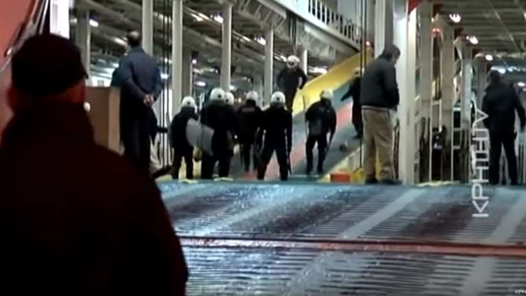 Κρήτη: Ξύλο στο πλοίο ανάμεσα σε ΜΑΤ και οπαδούς του Ολυμπιακού [βίντεο]