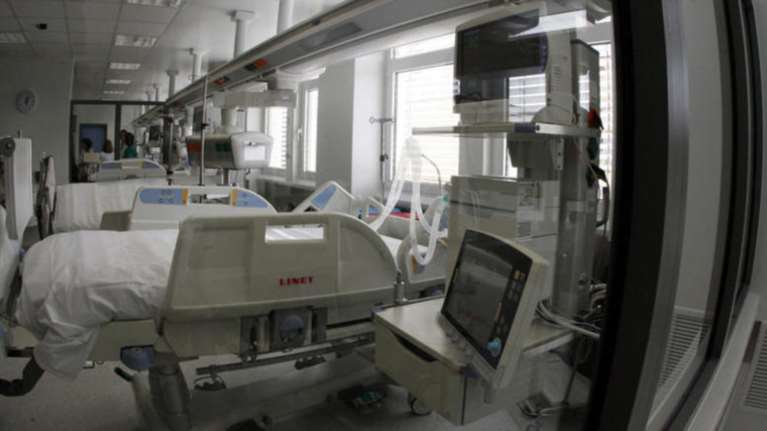 Οι ιδιωτικές κλινικές παραχωρούν 28 κρεβάτια Εντατικής στο ΕΚΑΒ