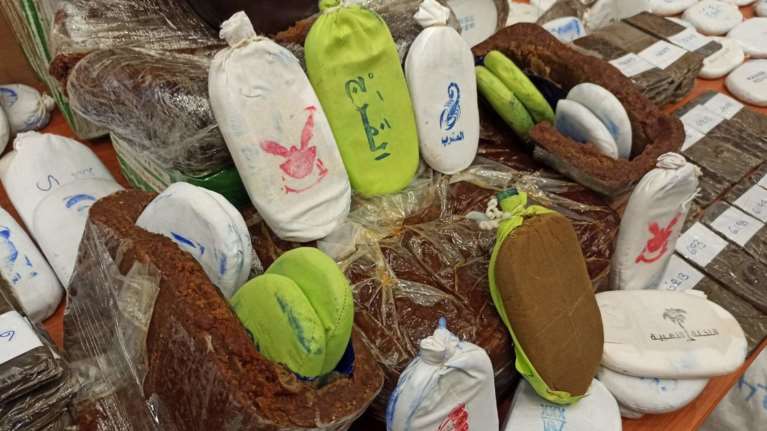 &quot;Ψαριά&quot; του ΣΔΟΕ: Πάνω από ένας τόνος κάνναβης σε χουρμάδες [εικόνες]