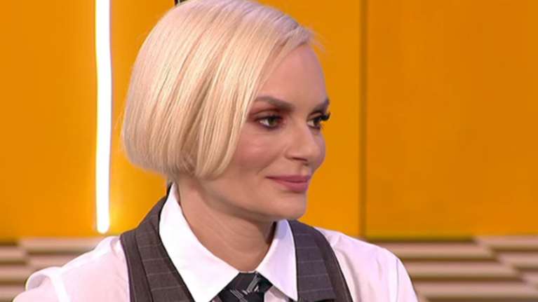 Έλενα Χριστοπούλου: Ιconic εμφάνιση στον Μουτσινά -Αποκαλύψεις