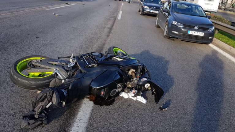 Σοβαρό τροχαίο στο Σχιστό - Σύγκρουση λεωφορείου με μηχανή