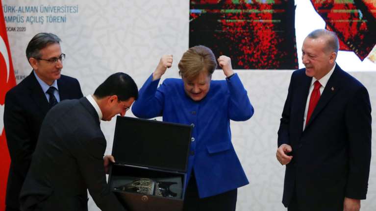 Οι απίθανες εκφράσεις της Μέρκελ για το δώρο του Ερντογάν