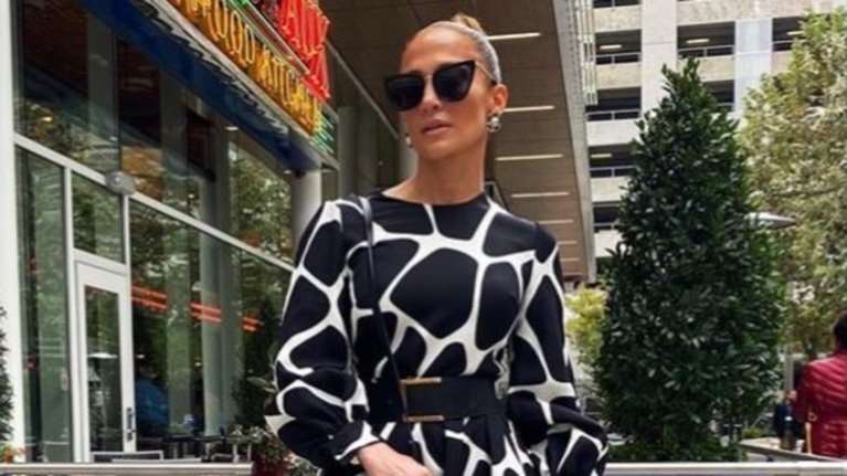 Τζένιφερ Λόπεζ: Το εντυπωσιακό ασπρόμαυρο streetstyle με Valentino