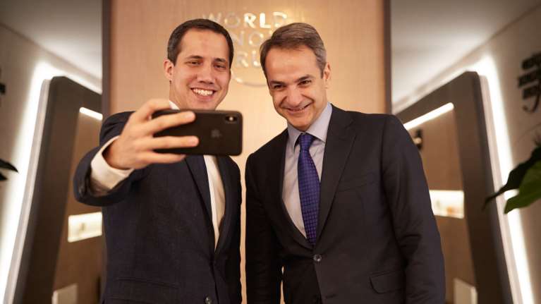 Η σέλφι Μητσοτάκη με τον Γκουαϊδό της Βενεζουέλας στο Νταβός