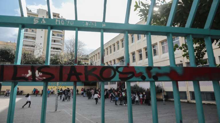 Bullying: Ερευνα για τη μαθήτρια που την έβαλαν να γλύψει τουαλέτα
