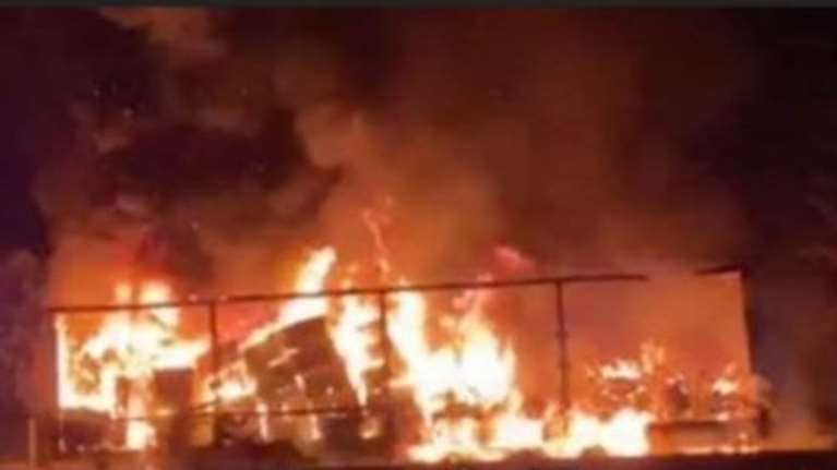 Στις φλόγες νταλίκα στην εθνική οδό Αθηνών - Λαμίας