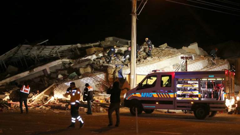 Σεισμός 6,8R στην Τουρκία: Τραγωδία - Δεκάδες οι νεκροί