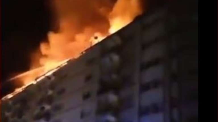 Τουρκία: Κτίριο τυλίγεται στις φλόγες μετά τον σεισμό