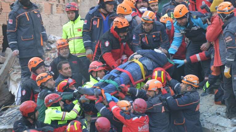 Σεισμός στην Τουρκία: 22 νεκροί, αγωνία πάνω από τα συντρίμμια