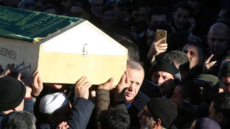 Σεισμός στην Τουρκία: Ο Ερντογάν κουβαλά φέρετρο