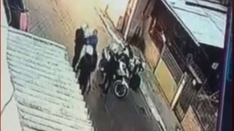 Άνδρας της ΔΙΑΣ χτυπά ανήλικο στο Μενίδι - Βίντεο που σοκάρει