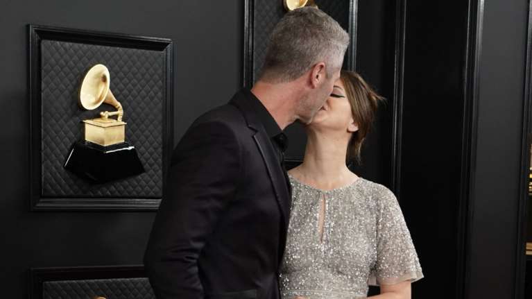 Grammy 2020: Η Λάνα Ντελ Ρέι για πρώτη φορά με τον αστυνομικό σύντροφό της