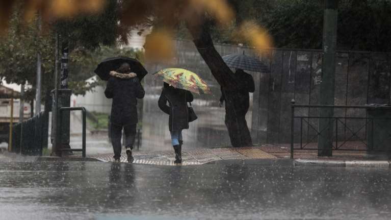 Η εβδομάδα αρχίζει με βροχές και καταιγίδες