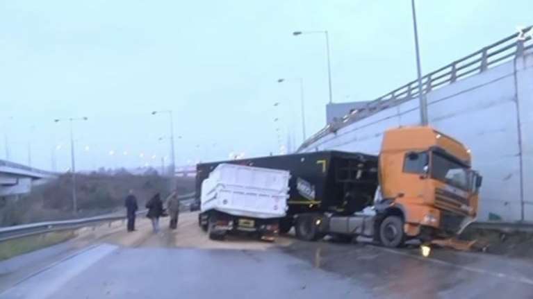 Καραμπόλα με νταλίκα και 7 οχήματα στη Θεσσαλονίκη