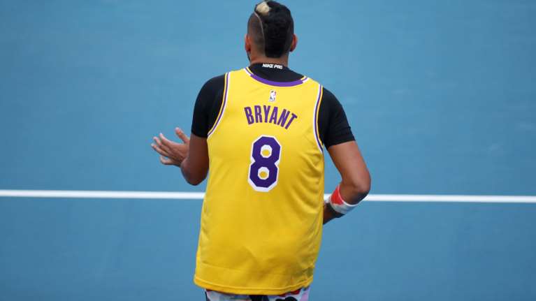 Συγκίνηση: Ο Νίκ Κύργιος με φανέλα του Κόμπι Μπράιντ στο Australian Open