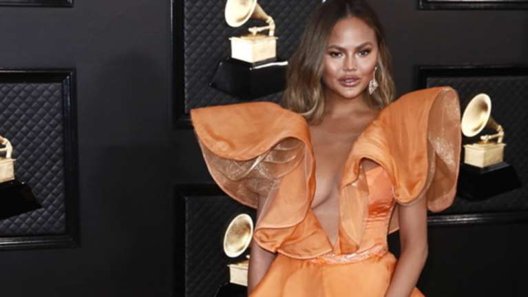 Κρίσι Τέιγκεν: Βγάζει τα εμφυτεύματα από το στήθος της για να μπορεί να κοιμάται μπρούμυτα [Εικόνα]