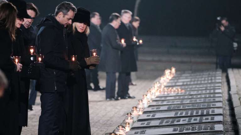 Μητσοτάκης από το Άουσβιτς:Εδώ πέθαναν Έλληνες τραγουδώντας τον Εθνικό Ύμνο