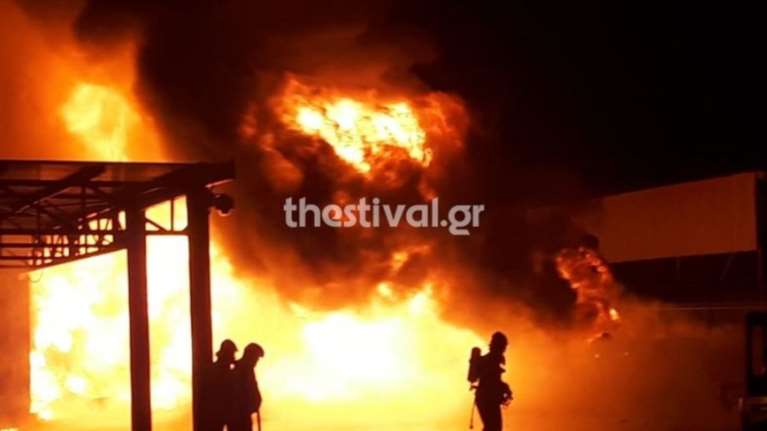 Υπό έλεγχο η φωτιά σε αντιπροσωπεία μηχανημάτων στη Σίνδο