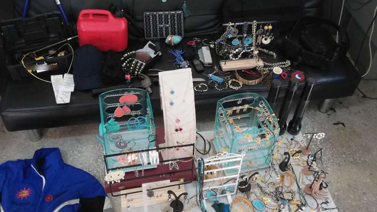 Σύλληψη 38χρονου που έκλεβε κοσμηματοπωλεία στα νότια προάστια