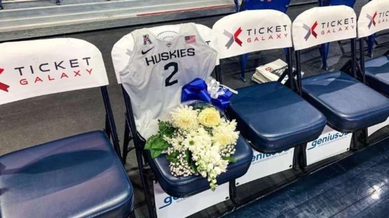 Το Κονέτικατ τίμησε τη μνήμη της κόρης του Κόμπι