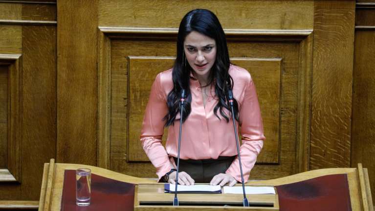 Βουλή: Με ευρύτατη πλειοψηφία το επίδομα γέννησης