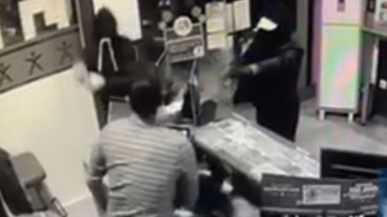 Πήγαν να ληστέψουν πρακτορείο και τους επιτέθηκε ο ιδιοκτήτης [βίντεο]