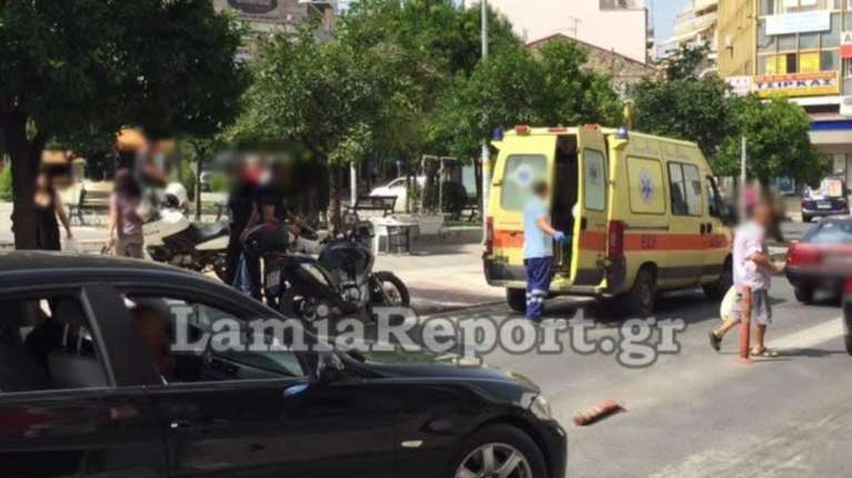 Νεαροί πλακώθηκαν με καρέκλες στη Λαμία