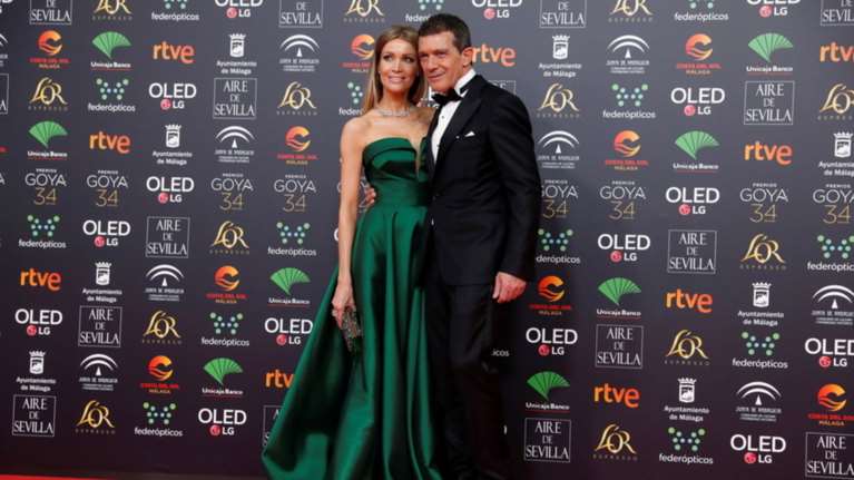 O 59χρονος Αντόνιο Μπαντέρας με την κούκλα 39χρονη σύντροφό του [Εικόνες]