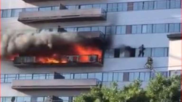 Σοκ στο Λος Άντζελες: Πήδηξαν από τον 6ο για να σωθούν - Βίντεο