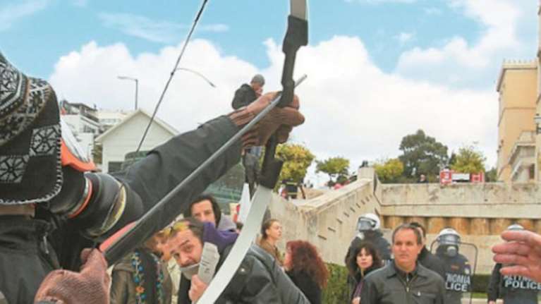 Με οπλισμένο καλάσνικοφ συνελήφθη ο τοξοβόλος του Συντάγματος