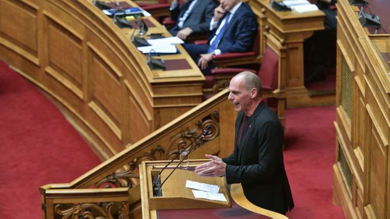 O Βαρουφάκης θυμήθηκε Καραμανλή και Παπανδρέου στη Βουλή