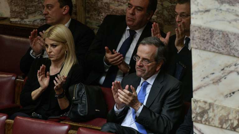 Επανεμφάνιση Σαμαρά στη Βουλή μετά το σάλο: Ανετος και χαλαρός [εικόνες]