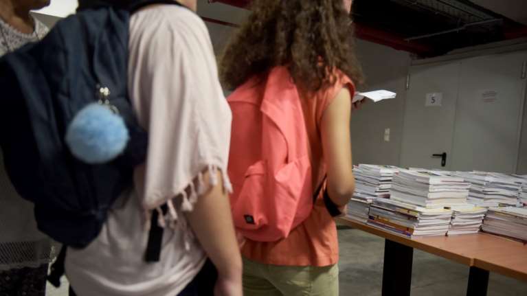 Σάλος με ομοφοβικό φυλλάδιο που μοιράστηκε στα σχολεία