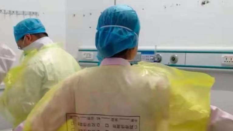 Κοροναϊός: Τελείωσαν οι στολές των γιατρών, φορούν ...σακούλες