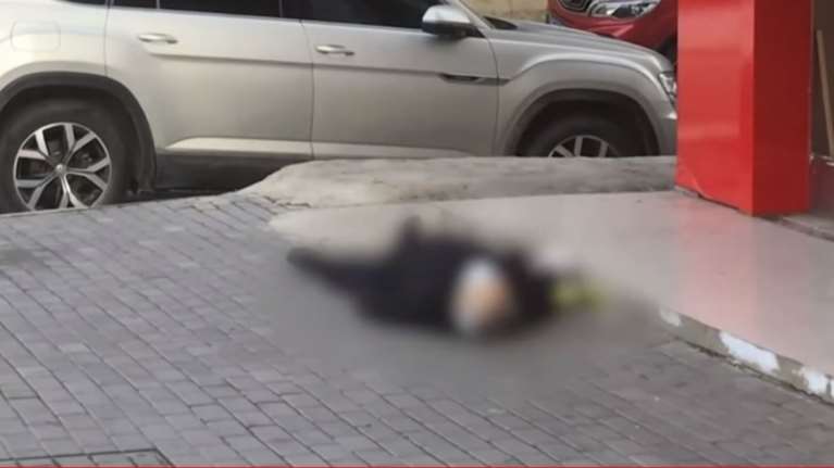 Κοροναϊός: Συγκλονίζει η εικόνα νεκρού άνδρα σε δρόμο της Ουχάν