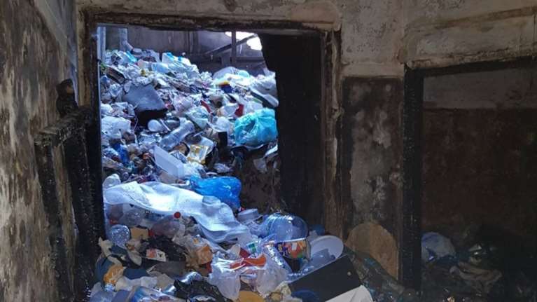 Μάζεψαν 35 τόνους σκουπίδια απο το 3οροφο της Λιοσίων - Βίντεο