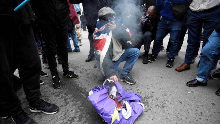 Brexit: Ξέφυγαν στο Λονδίνο - Έκαψαν σημαία της ΕΕ