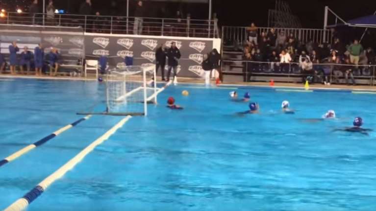 «Ψυχρολουσία» για διαιτητή πόλο: Οπαδός τον πέταξε στην πισίνα