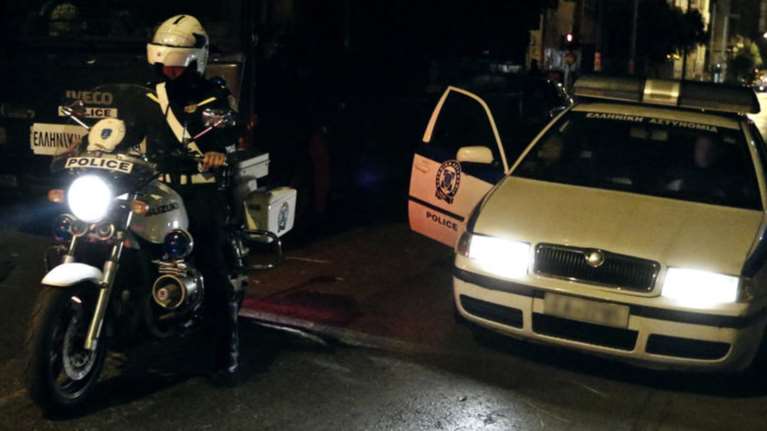 Άγρια συμπλοκή έξω από το hot spot του Σκαραμαγκά με ένα νεκρό