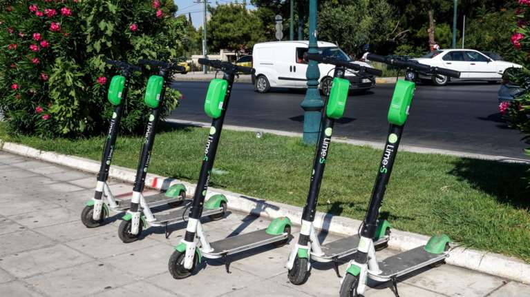 Θεσσαλονίκη: Απίστευτες παραβάσεις στα ηλεκτρικά πατίνια - Ανεβαίνουν ακόμα και 5 άτομα