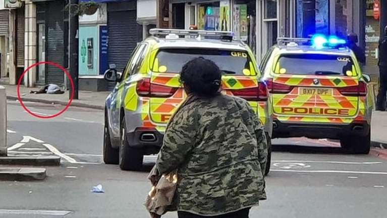 Τρομοκρατική επίθεση στο Λονδίνο: Μαχαίρωσε 2 πολίτες ο δράστης