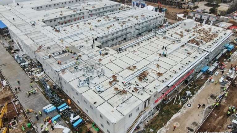 Ουχάν: Γιατροί πετούν τις μάσκες τους και χαμογελούν - Έκλεισαν όλα τα νοσοκομεία για τον κορονοϊό